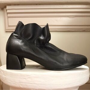 Solandrowa black soft leather ankle boots with ruffle detail, size EUR 38